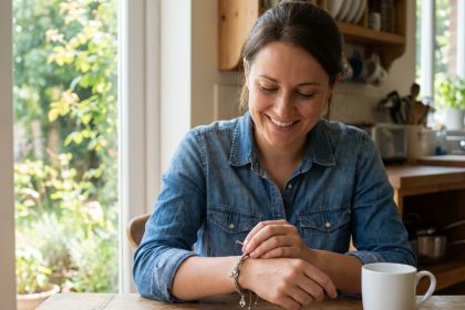 Femme souriante portant un bracelet personnalisé en denim